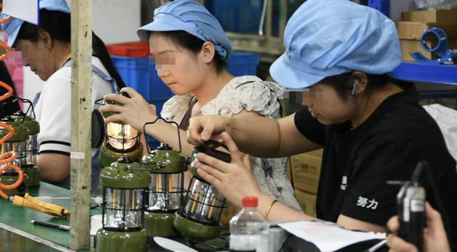 00家小厂包机出海狂揽80亿称霸全球瓦力棋牌试玩浙江小镇“反杀”义乌！8(图16)